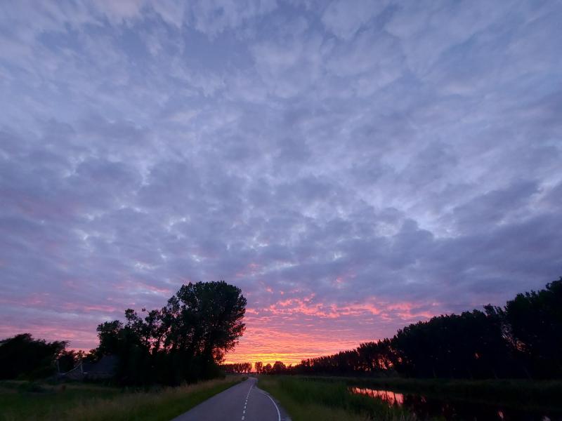 Wederom kleurt de lucht oranje boven het Noord-Holland Kanaal (Foto: Pukeko)