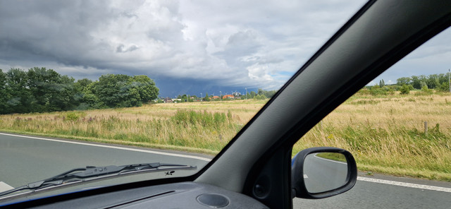 Donkere wolken boven Kronenburg, en die komen er uit als men uit de auto is. (Foto: StateOfMind)