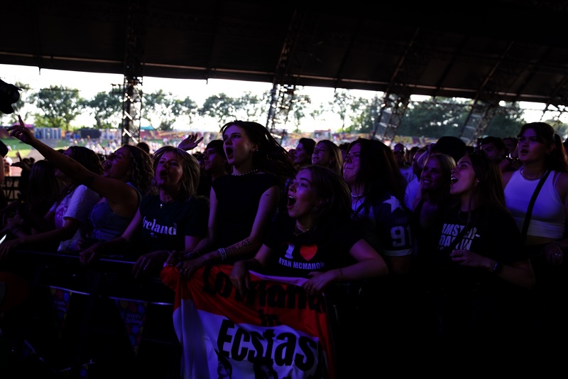 Lowlands 2024: fans van Inhaler zingen mee (Foto: Peter Breuls)