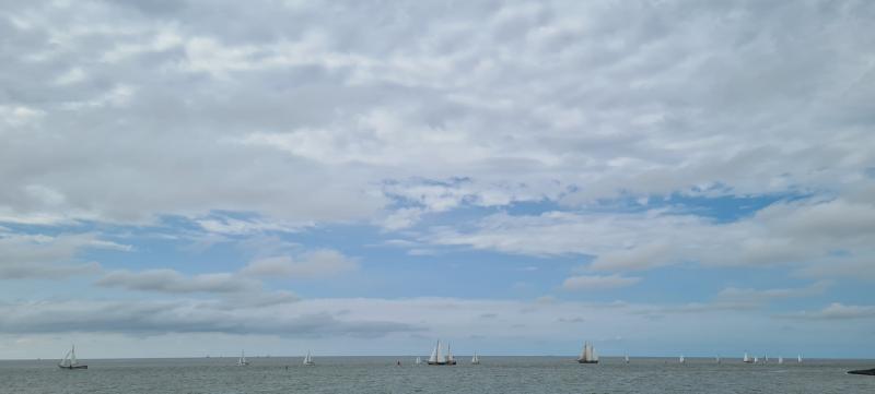 De Waddenzee bedenkt onder een laagje bewolking (Foto: aloa)