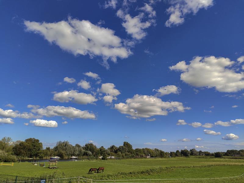 Kleine cumuliforme wolkjes boven de IJssel (Foto: Ouwesok)