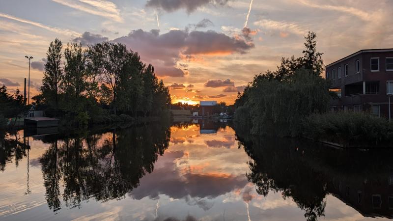 De zon gaat onder in Wormerveer  (Foto: DJMO)