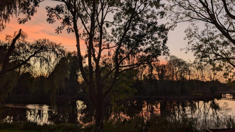 De zon gaat onder in het Noordsterpark in Wormerveer (Foto: DJMO)