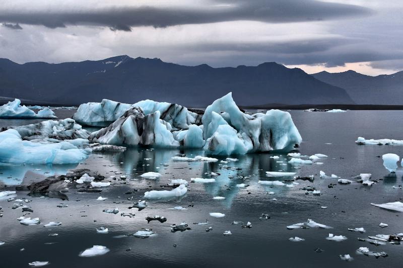 Antarctica (@Gian-Reto Tarnutzer on Unsplash) 