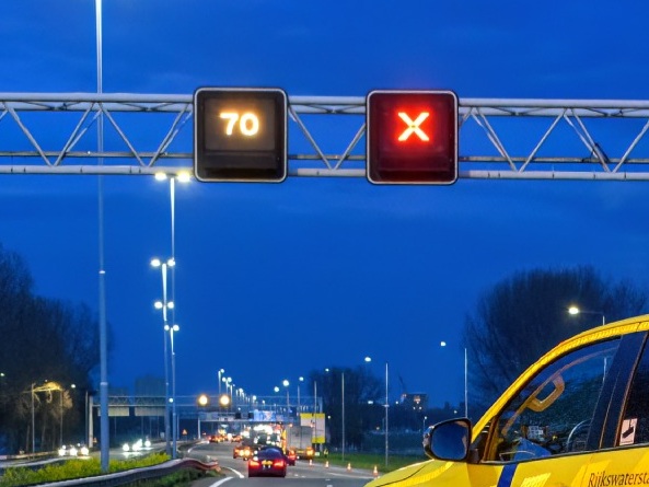 Rode kruisen: er is altijd iets aan de hand - #nietvoornix - (@Rijkswaterstaat)