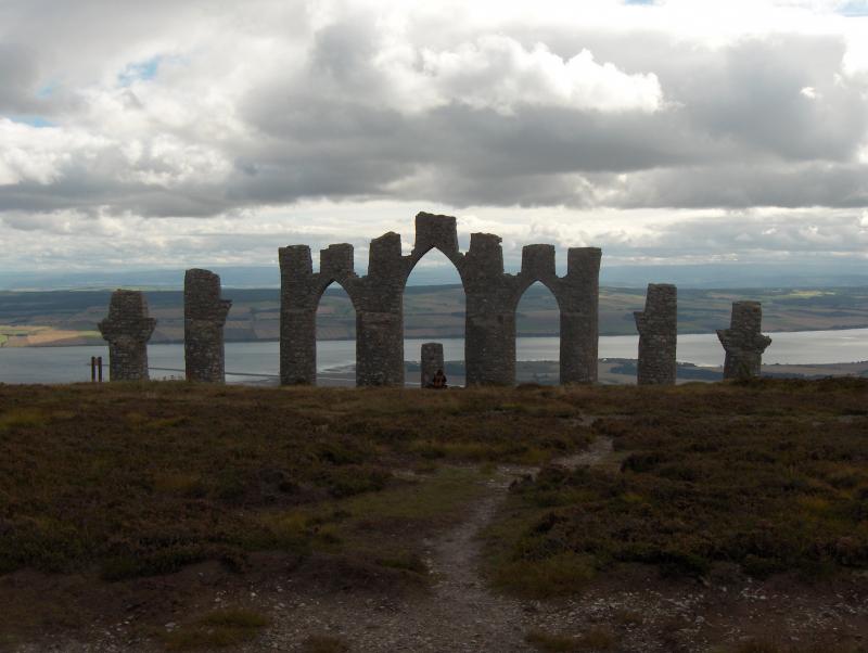 Het Fyrish monument in Schotland onder de grijze bewolking  (Foto: Managarm)