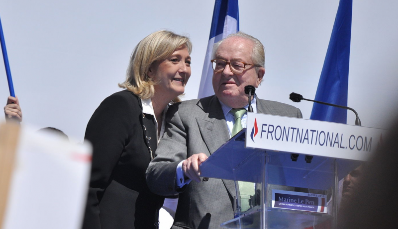 Jean Marie Le Pen samen met zijn dochter Marine in 2012 (@ Wikimedia Commons) 