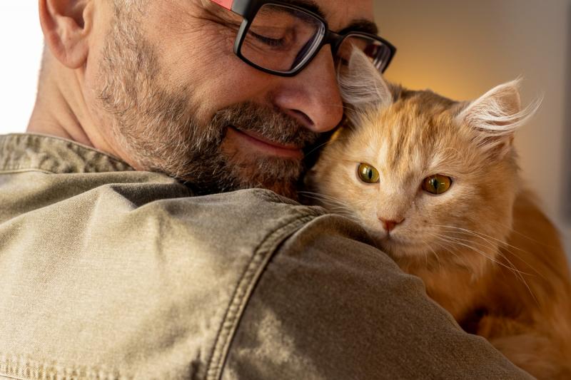 Lekker kroelen met de poes (@Freepik) Lekker kroelen met de poes (@Freepik)