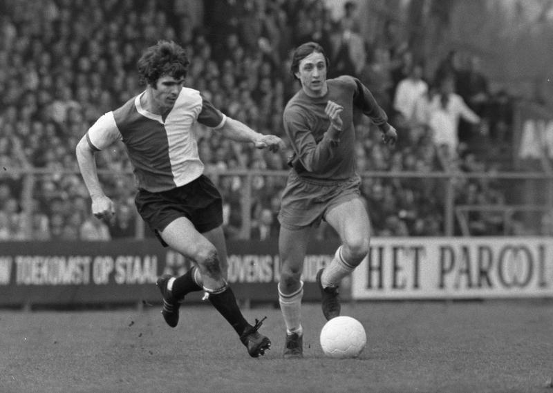 Johan Cruijff in duel met Willem van Hanegem 26 april 1970 (@Wikimedia Commons) 