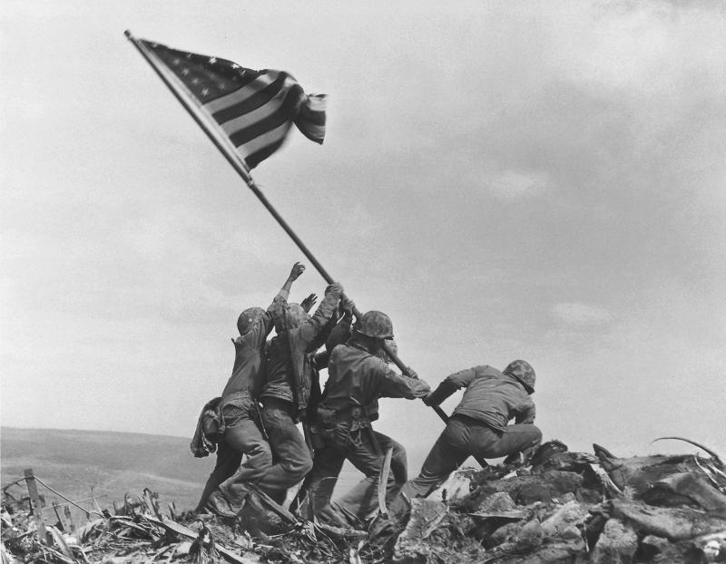 De vlag werd gehesen op Iwo Jima 1945 (@Joe Rosenthal on WikimediaCommons) De vlag werd gehesen op Iwo Jima 1945 (@Joe Rosenthal on WikimediaCommons)