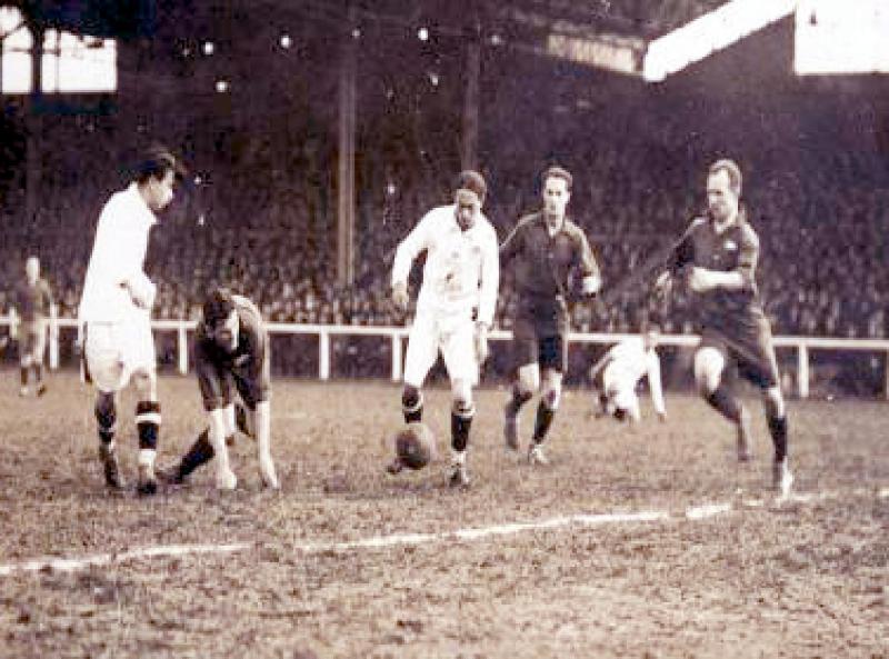Arthur Friedenreich in actie Stadion de France 1925 (@ Wikimedia Commons) 