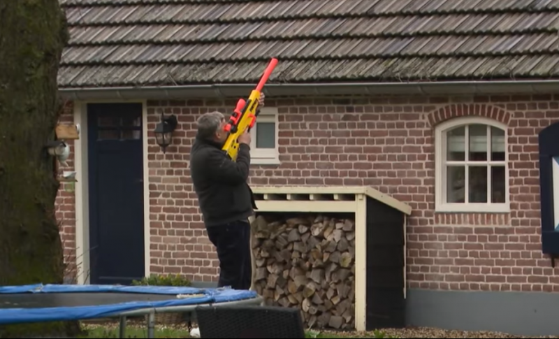 Man die met luchtbuks op Apache schoot hoort straf (@ Omroep Gelderland 090425 screenshot) Man die met luchtbuks op Apache schoot hoort straf (@ Omroep Gelderland 090425 screenshot)