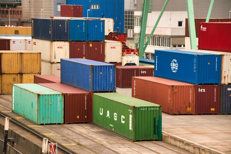 Zeecontainers op de kade (@Pixabay) Zeecontainers op de kade (@Pixabay)