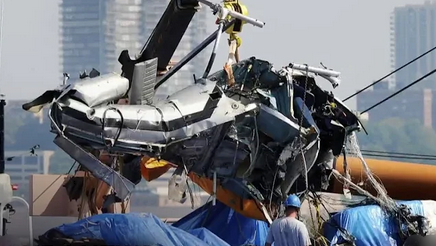 Deadly NYC helicopter crash into Hudson River (@ NBC News YouTube 100425 screenshot)