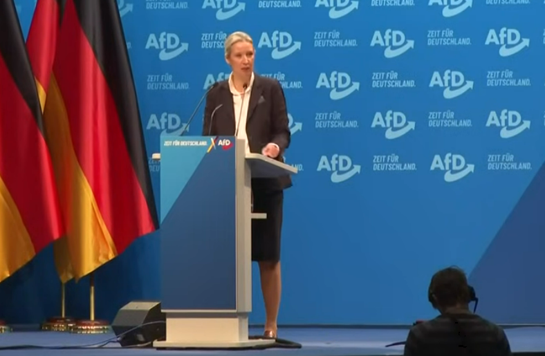 Alice Weidel op AfD partijcongres (@ AFP Deutschland on YouTube 110125-screenshot)