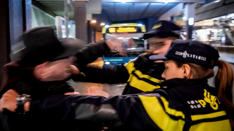 Geweld tegen politie (@politie) Geweld tegen politie (@politie)
