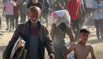 Thousands storm Gaza aid trucks in desperate search for food (@The independent YouTube 280525)