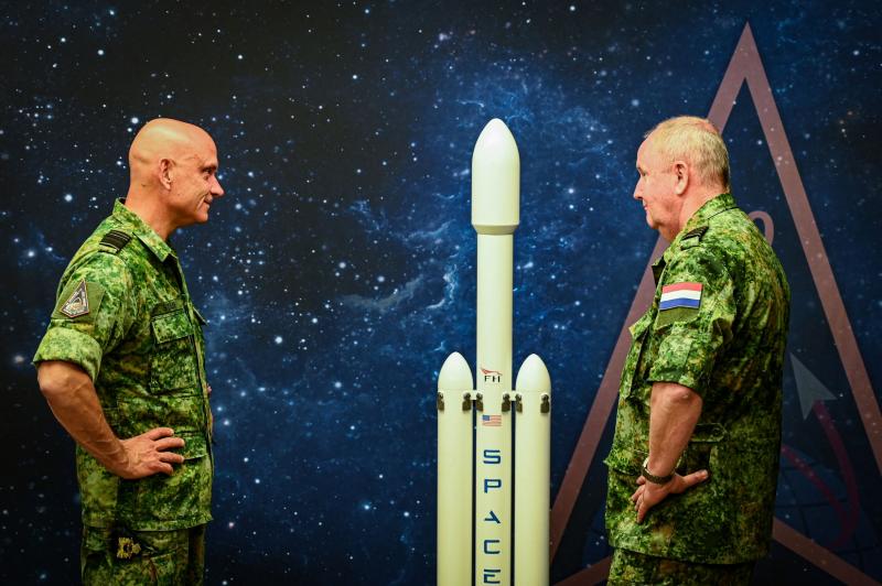 Nederlandse SAR-satelliet geflankeerd door luitenant-generaal Andre Steur en kolonel Bernard Buijs (@ Defensie) Nederlandse SAR-satelliet geflankeerd door luitenant-generaal Andre Steur en kolonel Bernard Buijs (@ Defensie)