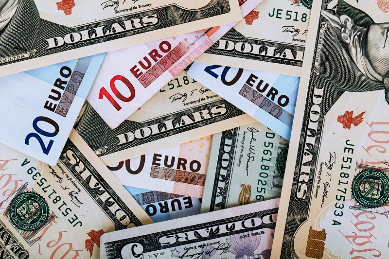 Trump's Attacks Send Dollar Plunging: New Lows and Economic Uncertainty