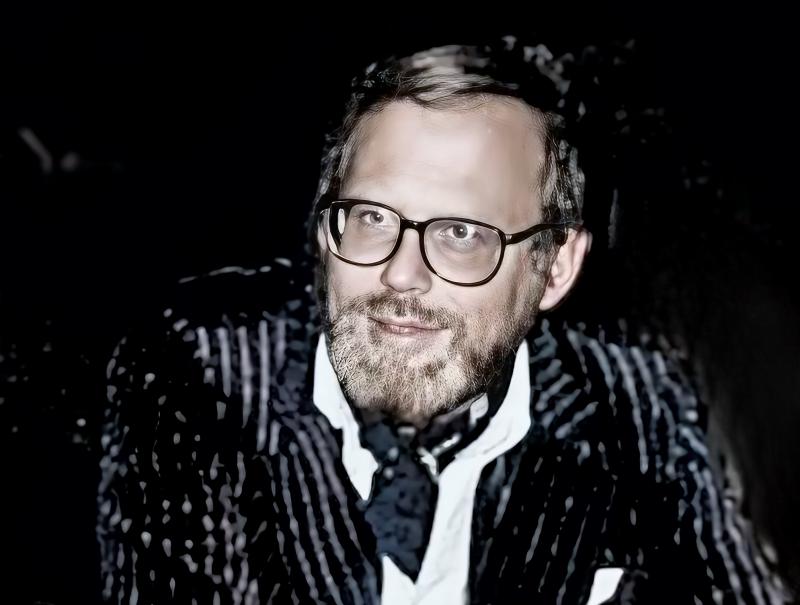 Rob Houwer tijdens de premiere van Soldaat van Oranje in Tuschinaski 1977 (@WikimediaCommons) Rob Houwer tijdens de premiere van Soldaat van Oranje in Tuschinaski 1977 (@WikimediaCommons)
