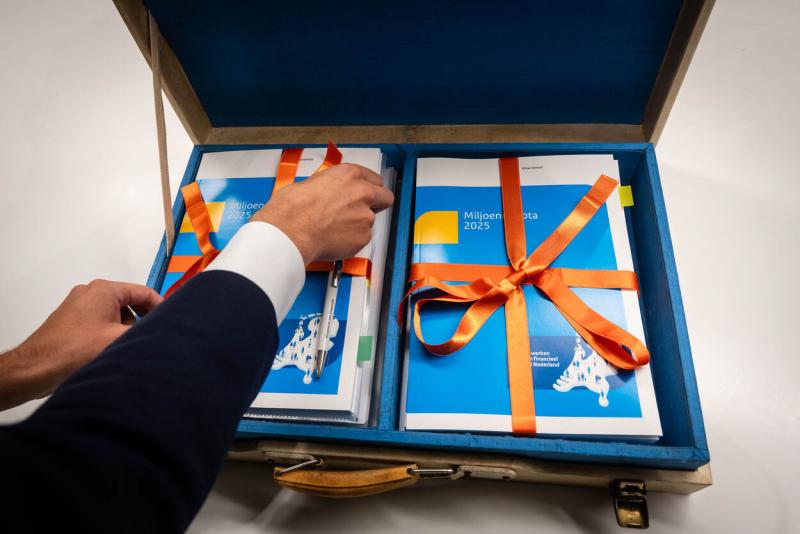 Koffertje met miljoenennota 2025 (@ Ministerie van financien) Koffertje met miljoenennota 2025 (@ Ministerie van financien)