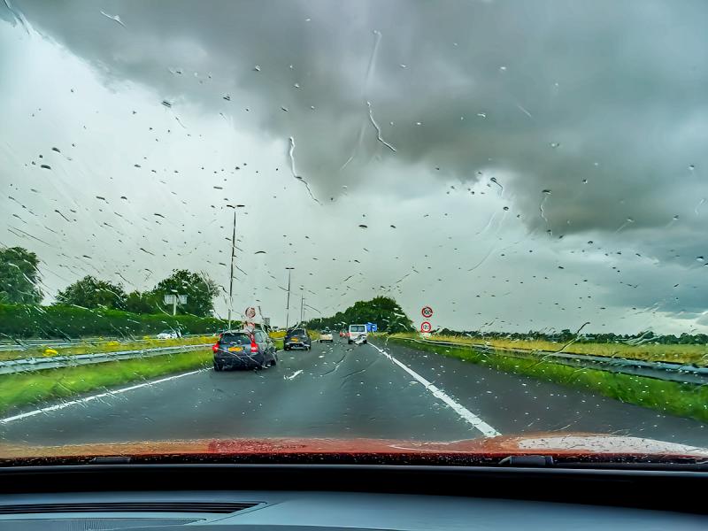 Regen onderweg! (@ Ouwesok)