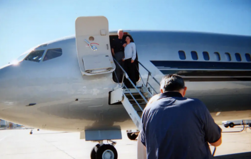 Bill Clinton en Ghislaine Maxwell poseren voor ze aan boord gaan van de lolita-express