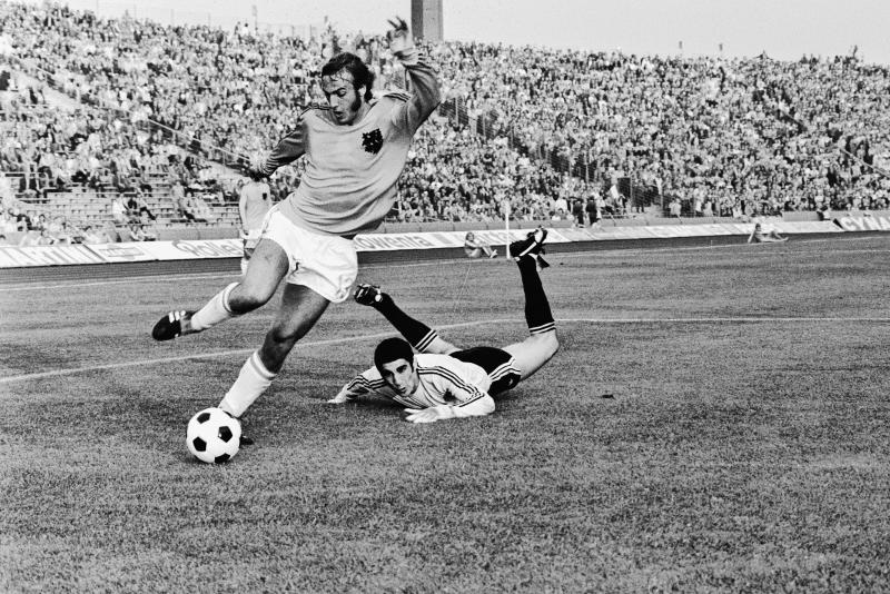 WK 74, Nederland tegen Argentinie 4-0; Neeskens is keeper Carnevelli gepasseerd (@WikimediaCommons) 