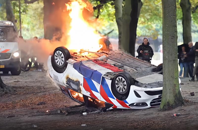 Politieauto in brand, A12 geblokkeerd en traangas bij demo Malieveld (@ Omroep West on YT 20 09 25 ) Politieauto in brand, A12 geblokkeerd en traangas bij demo Malieveld (@ Omroep West on YT 20 09 25 )