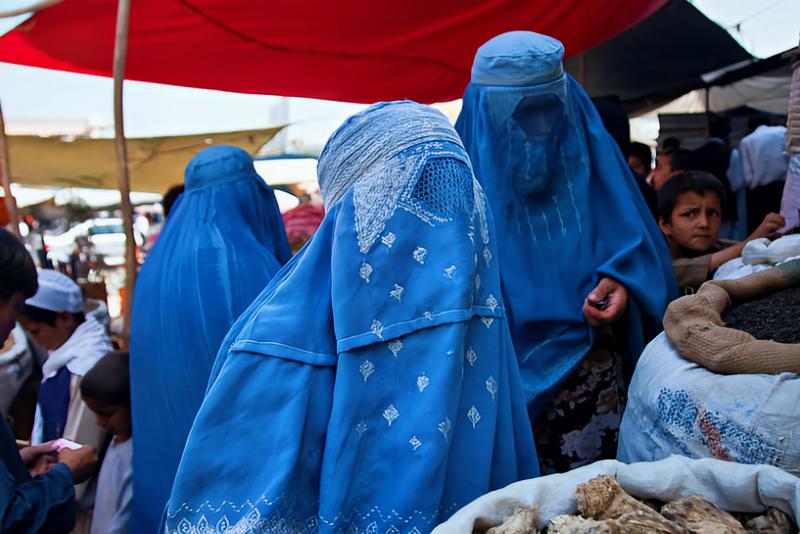 Boerka dragende vrouw op een markt in Afghanistan (@WikimeiaCommon CCA 2.0 generic) Boerka dragende vrouw op een markt in Afghanistan (@WikimeiaCommon CCA 2.0 generic)