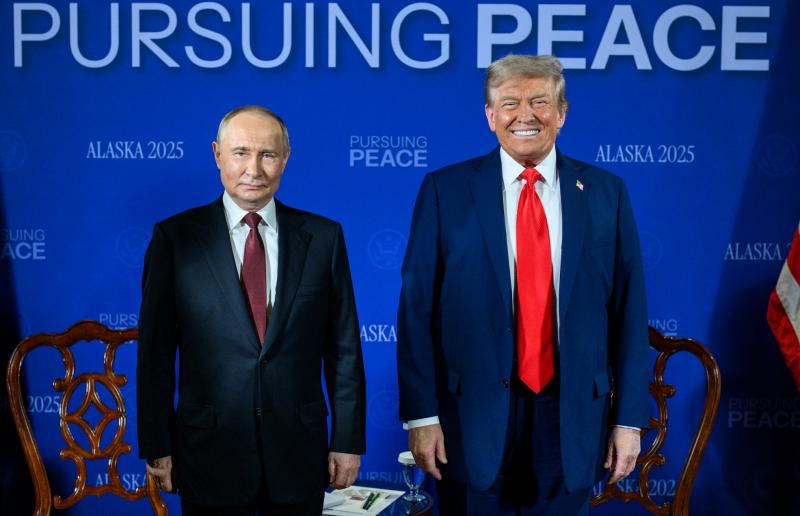 Poetin en Trump tijdens vredesbespreking Alaska aug 2025 (@ Wikimedia Commons)