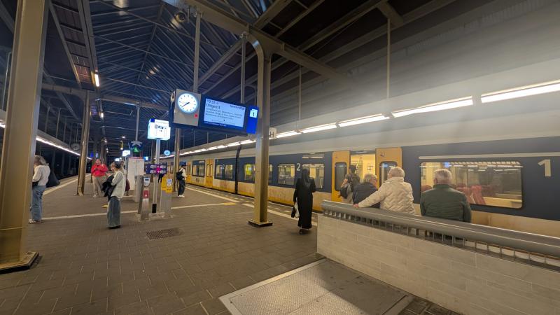 Personen op het spoor in Amsterdam (Foto: DJMO)