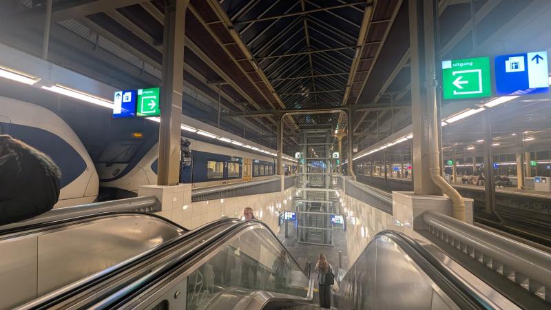 Personen op het spoor in Amsterdam (Foto: DJMO)