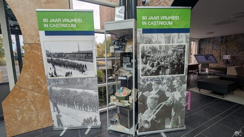 Het brokstuk van de Lancaster in de vitrine in het gemeentehuis van Castricum (Foto: FOK! / DJMO ) Het brokstuk van de Lancaster in de vitrine in het gemeentehuis van Castricum (Foto: FOK! / DJMO )