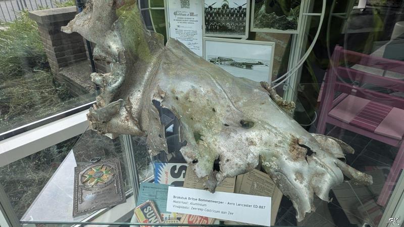 Het brokstuk van de Lancaster in de vitrine in het gemeentehuis van Castricum (Foto: FOK! / DJMO ) Het brokstuk van de Lancaster in de vitrine in het gemeentehuis van Castricum (Foto: FOK! / DJMO )