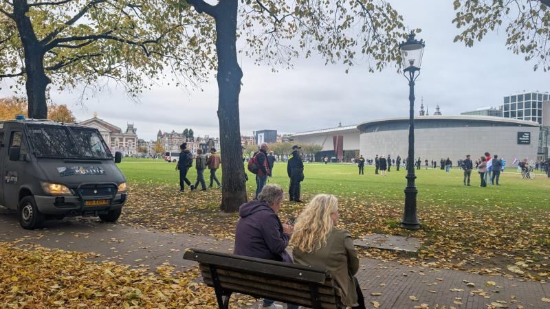 Prinsenvlag gespot, politie lijkt de demonstranten in te sluiten.. (Foto: FOK!)