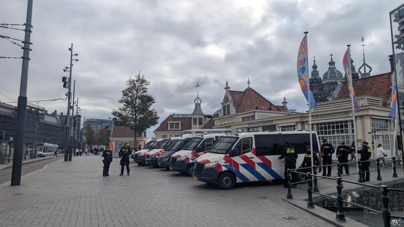 Al veel politie op de been bij Amsterdam CS.  (Foto: FOK!)