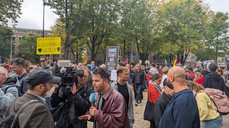 Bij de Dokwerker voor de Antifa demonstratie (Foto: FOK!)