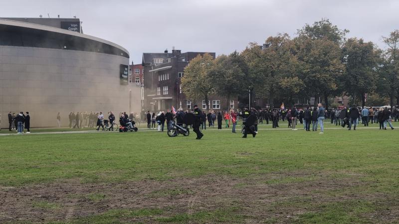 Gezellige drukte met Prinsenvlaggen en een rookbommetje. (Foto: FOK!)