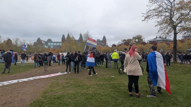 Prinsenvlag gespot, politie lijkt de demonstranten in te sluiten.. (Foto: FOK!)