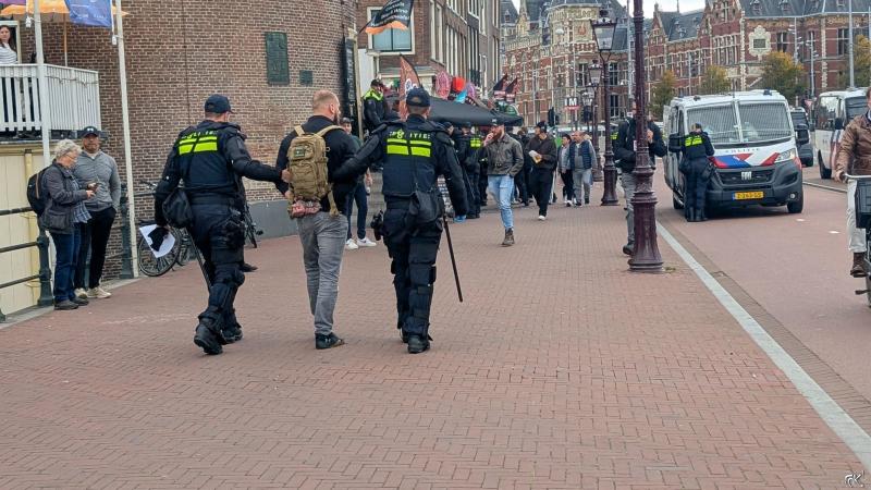 Demonstranten en politie ontmoeten elkaar bij de Schreierstoren. (Foto: FOK!)