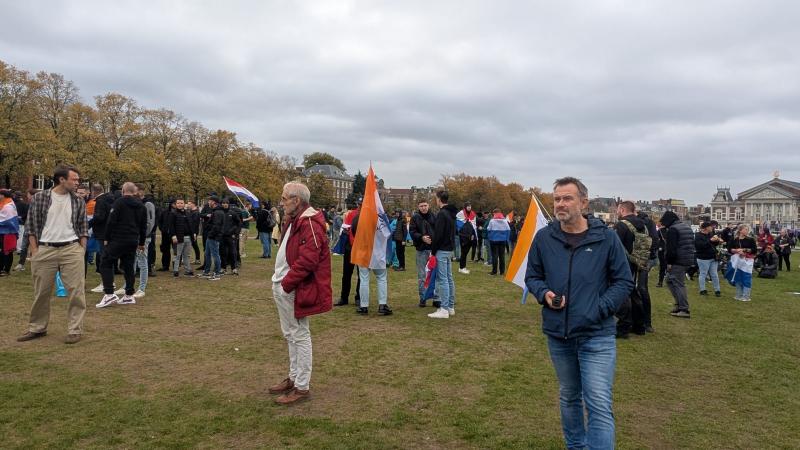 Prinsenvlag gespot, politie lijkt de demonstranten in te sluiten.. (Foto: FOK!)