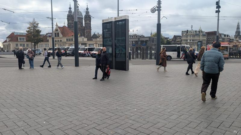 Al veel politie op de been bij Amsterdam CS.  (Foto: FOK!)