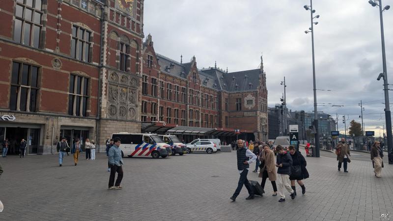 Al veel politie op de been bij Amsterdam CS.  (Foto: FOK!)