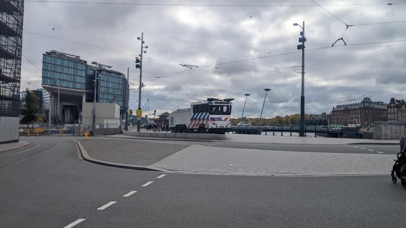 Aan weerszijden van het Stationsplein staan ook twee waterwerpers opgesteld, klaar om in actie te komen (Foto: FOK!)