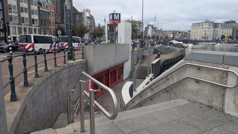 Ingang naar de metro nabij de Schreierstoren is vergrendeld: vermoedelijk om raddraaiers de kans te ontnemen om te ontsnappen (Foto: FOK!)