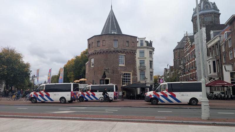Nabij de Schreierstoren, politie waarschuwt omstanders op onder  andere terrasjes, op de mogelijke komst van demonstranten. (Foto: FOK!)