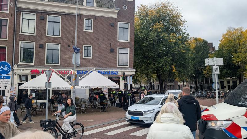 Nabij de Schreierstoren, politie waarschuwt omstanders op onder  andere terrasjes, op de mogelijke komst van demonstranten. (Foto: FOK!)