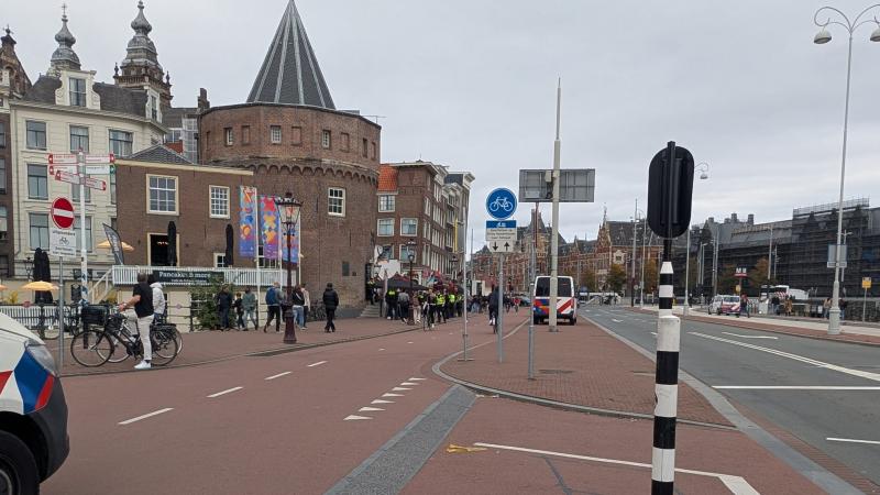 Demonstranten en politie ontmoeten elkaar bij de Schreierstoren. (Foto: FOK!)
