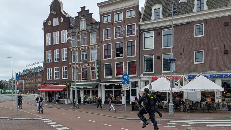 Demonstranten en politie ontmoeten elkaar bij de Schreierstoren. (Foto: FOK!)